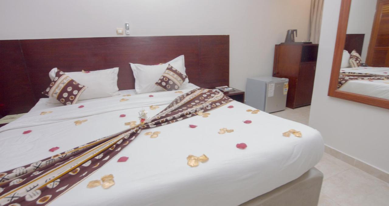 Hotel La Rose Blanche אבידג'אן מראה חיצוני תמונה