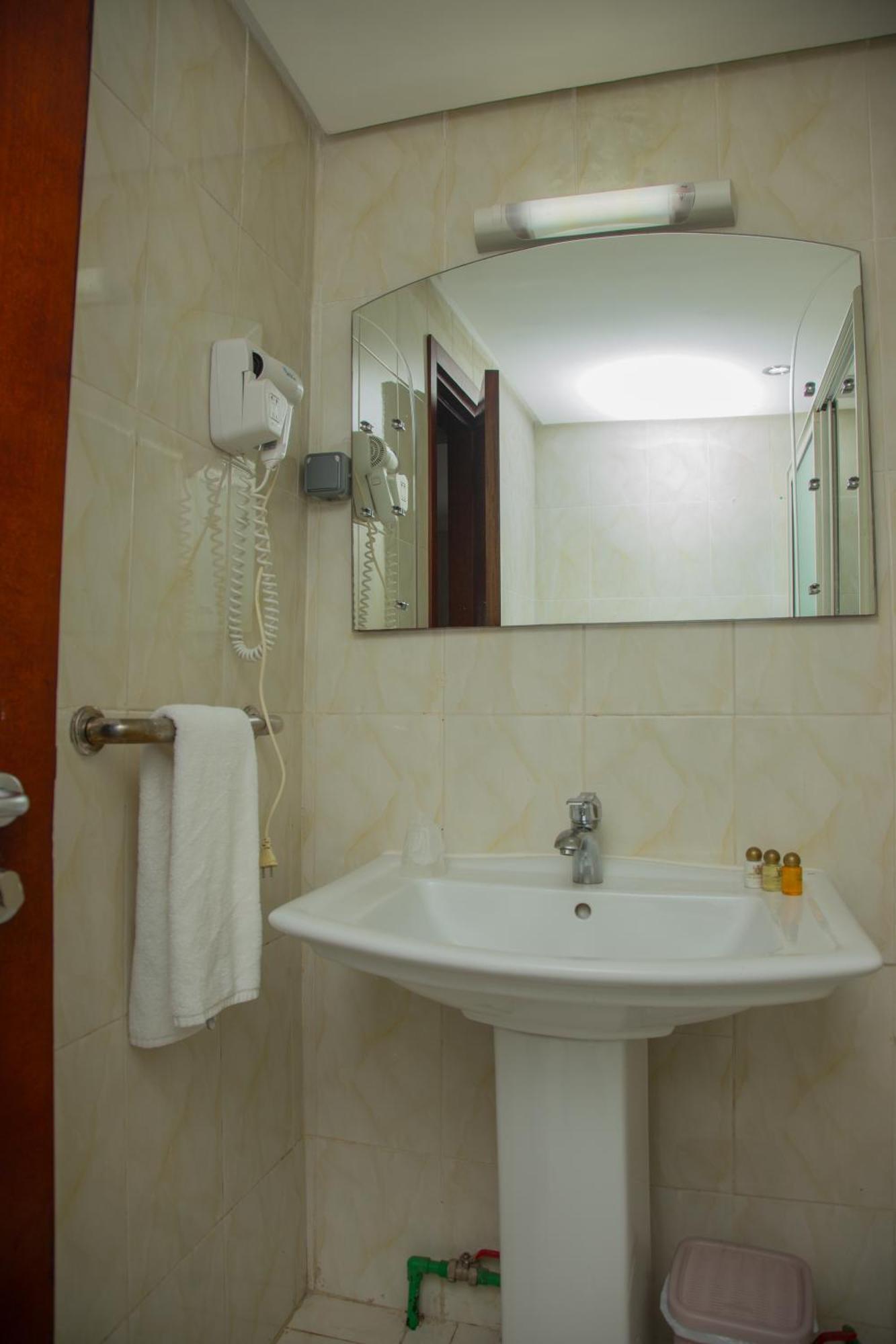 Hotel La Rose Blanche אבידג'אן מראה חיצוני תמונה
